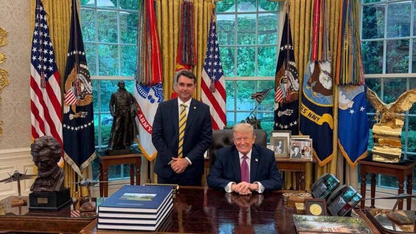 Flávio Bolsonaro e Donald Trump, na Sala Oval da Casa Branca, nesta terça-feira
