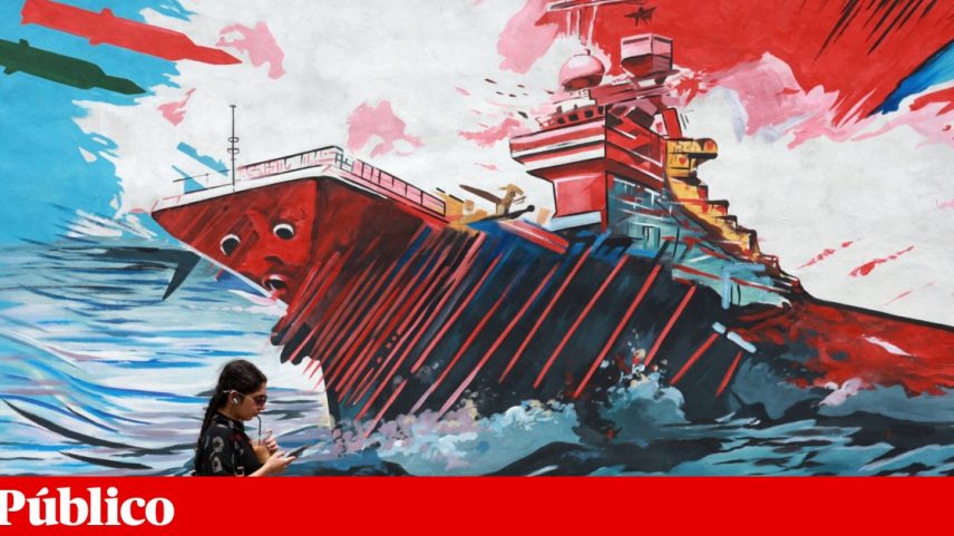 Mural anti-EUA exibido num edifício em Teerão, capital do Irão
