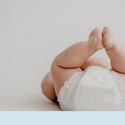 Cuidados com a pele do bebé entre fraldas e assaduras