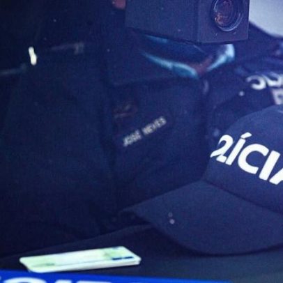 Desconhecido com machado agride polícias após invadir empresa