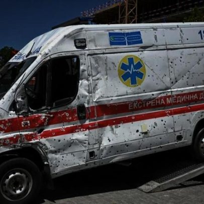 Ambulância danificada exposta em Braga, símbolo da guerra na Ucrânia