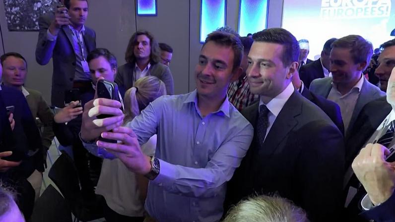 Líder da extrema-direita francesa, Jordan Bardella, posa para fotografias com populares