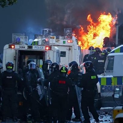 Confrontos na Irlanda do Norte após uso de canhão de água perto de Belfast