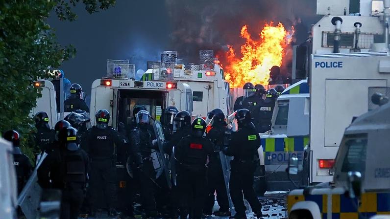 Confrontos na Irlanda do Norte após uso de canhão de água perto de Belfast