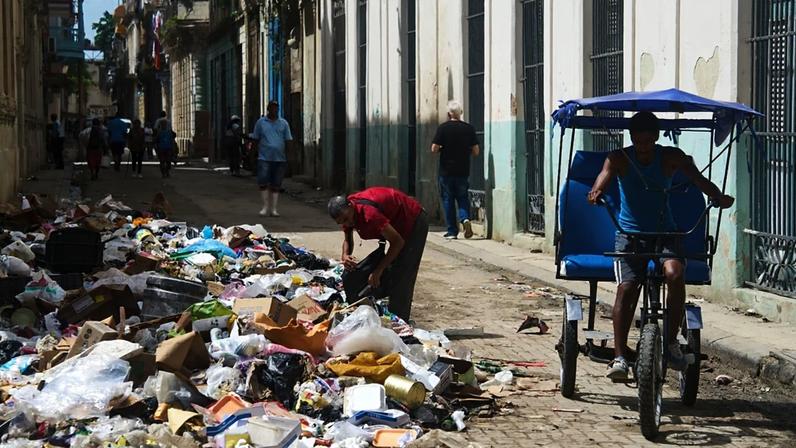 Cuba: crise de combustível deixa ruas de Havana cheias de lixo