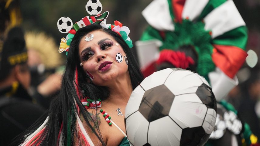 Bailarino atua na Avenida Reforma, na Cidade do México, sábado, 6 de junho de 2026, antes do arranque do Mundial de futebol da FIFA