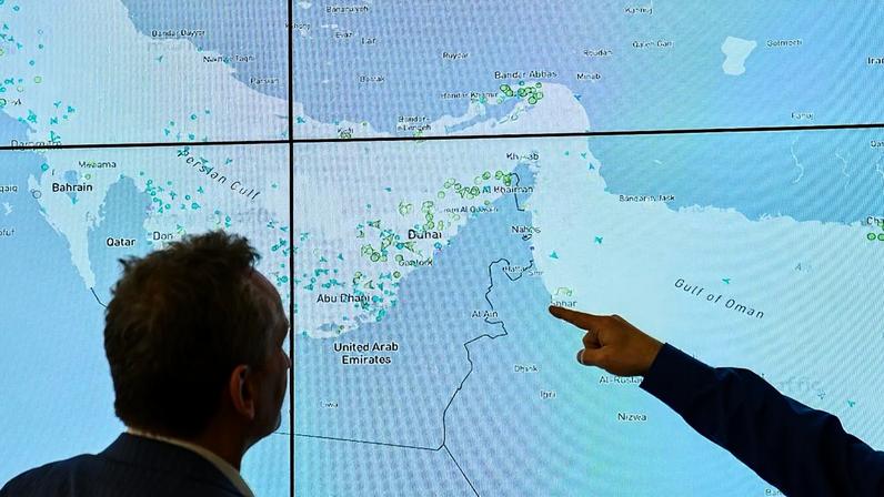 Navios voltam a atravessar o Estreito de Ormuz; Gestão futura em aberto
