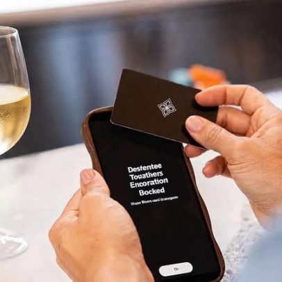 Hotéis lançam 'anti-appy hour' para reduzir uso de telemóveis pelos hóspedes