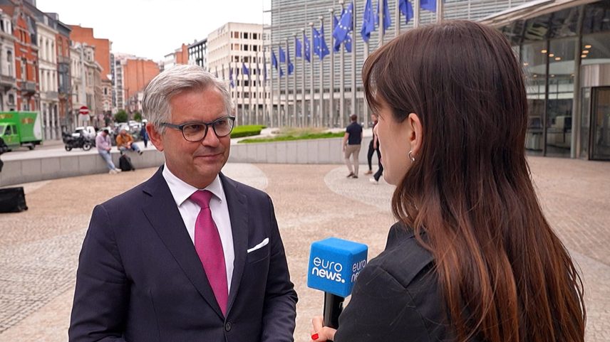 Magnus Brunner, comissário europeu para os Assuntos Internos e Migração, e Angela Skujins, Euronews