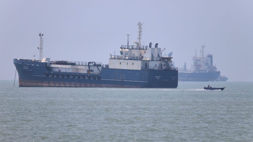 Uma pequena lancha a motor passa por navios fundeados no estreito de Ormuz, ao largo de Bandar Abbas, Irão, quarta-feira, 17 de junho de 2026