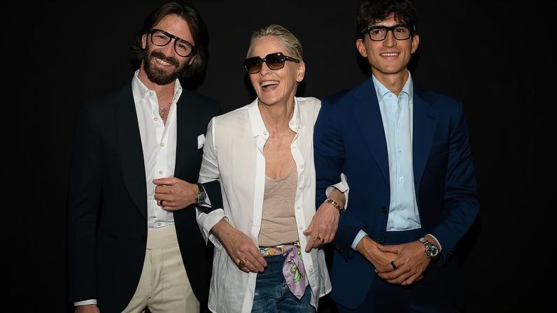 ARQUIVO. Diretor de retalho do grupo Luxottica, Leonardo Maria Del Vecchio, à esquerda, posa com amigos durante o 20.º Festival de Tribeca, em Nova Iorque, em junho de 2021