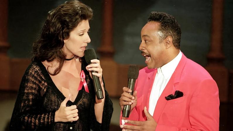 FICHEIRO: Celine Dion, à esquerda, e Peabo Bryson interpretam a canção "Beauty and the Beast" na 35.ª edição dos Grammy, fevereiro de 1993