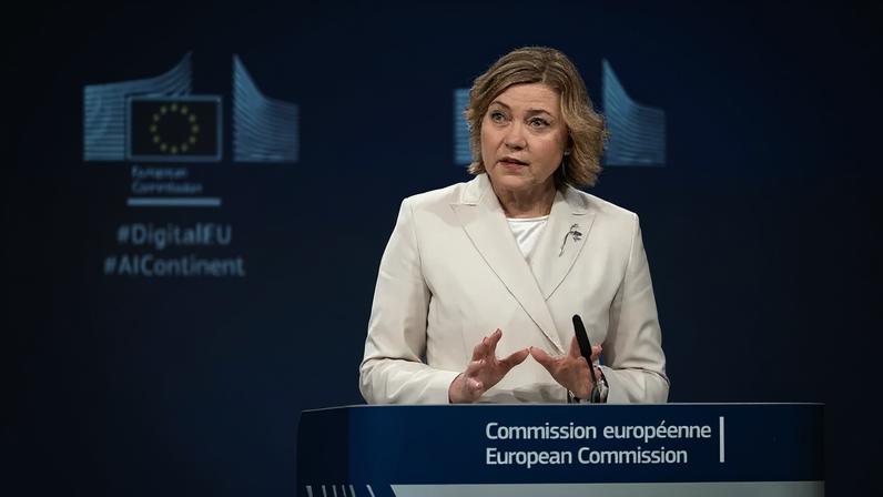 Henna Virkkunen, comissária europeia para a Soberania Tecnológica, Segurança e Democracia, dá uma conferência de imprensa na sede da UE, em Bruxelas, Bélgica, quarta-feira, 9 de abril de 2025.