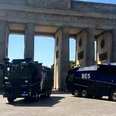 Polícia de Berlim usa canhões de água para calor extremo