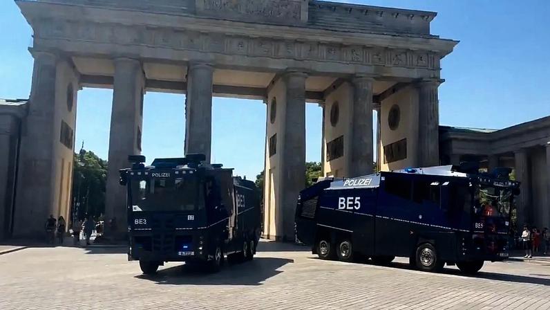 Canhão de água da polícia de Berlim pulveriza água junto à Porta de Brandemburgo. (c) Polícia de Berlim