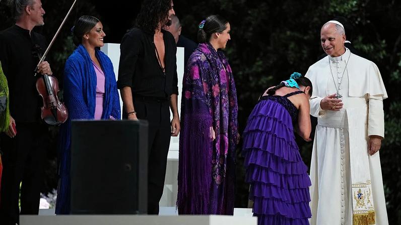 Sara Baras, bailarina e coreógrafa espanhola de flamenco, quarta a contar da direita, cumprimenta o Papa Leão XIV durante o encontro em Madrid