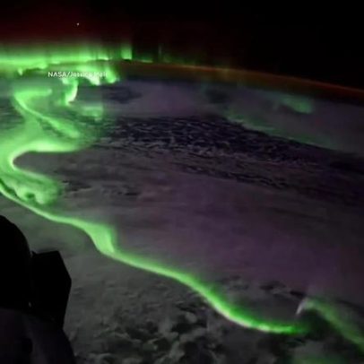Astronauta da NASA filma aurora austral a bordo da cápsula Dragon