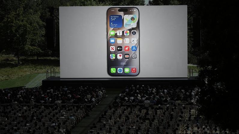 Pessoas participam na conferência anual World Wide Developers Conference na sede da Apple em Cupertino, Califórnia, segunda-feira, 8 de junho de 2026. (Foto AP/Noah Berger)