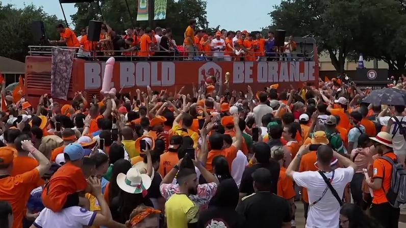 Países Baixos: adeptos levam mar de laranja à cidade anfitriã do Mundial