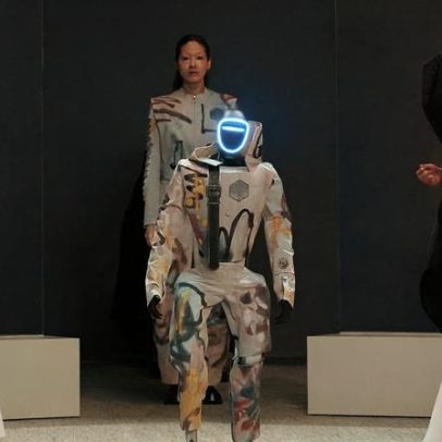 Coreia do Sul: robôs humanoides desfilam com modelos em Seul