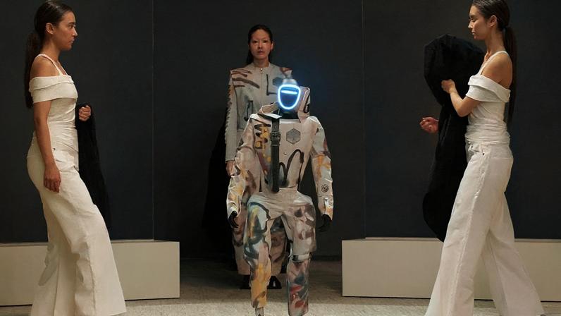 Coreia do Sul: robôs humanoides desfilam com modelos em Seul