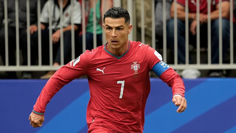 Cristiano Ronaldo em ação no jogo contra a República Democrática do Congo