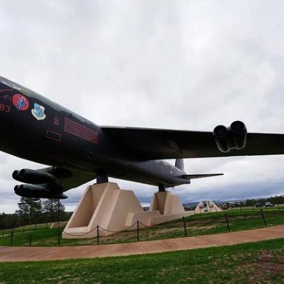 EUA: queda de bombardeiro B-52 na Califórnia deixa oito mortos