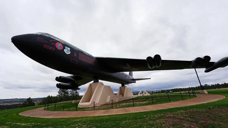 EUA: queda de bombardeiro B-52 na Califórnia deixa oito mortos