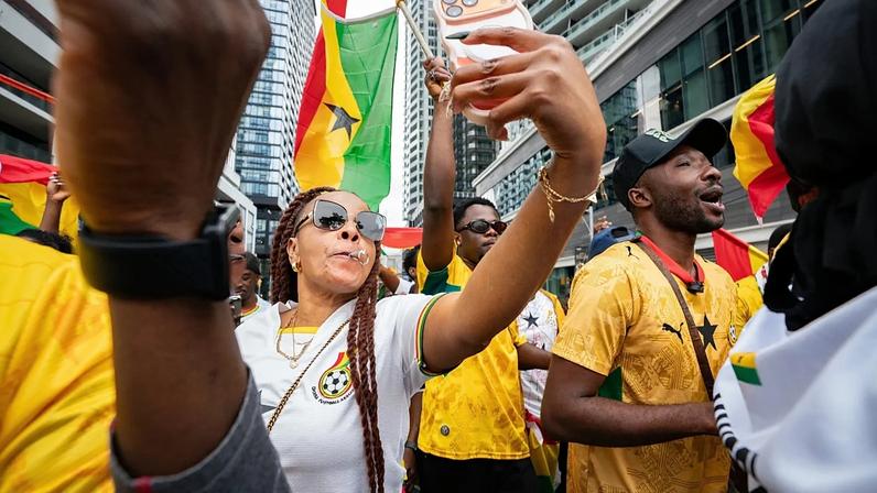 Adeptos do Gana participam numa marcha rumo ao Estádio de Toronto antes do jogo do Grupo L do Mundial entre o Gana e o Panamá, em Toronto