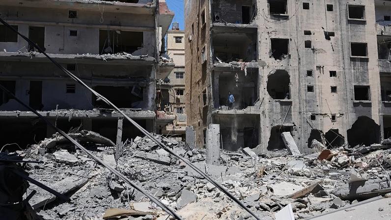 Destruição causada por um ataque israelita em Tiro, no Líbano