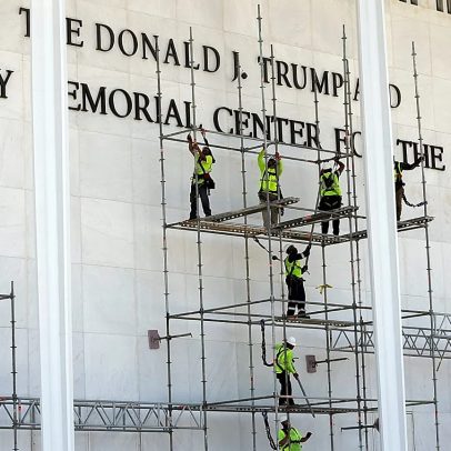 Juiz rejeita pedido para impedir remoção do nome de Trump do Kennedy Center