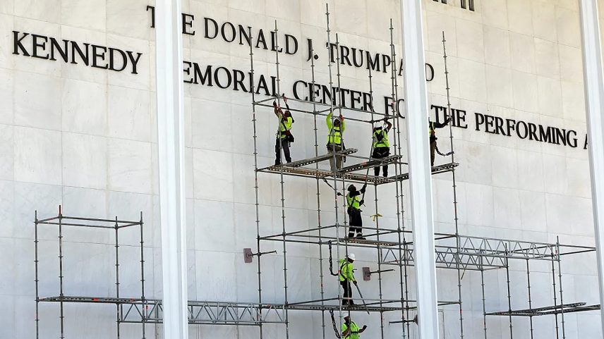 Trabalhadores montam andaimes por baixo do letreiro do John F. Kennedy Center for the Performing Arts, em Washington, 12 de junho de 2026