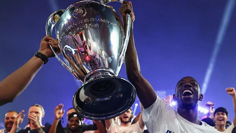 Ousmane Dembélé, do Paris Saint-Germain, ergue o troféu no Parque dos Príncipes, em Paris, França, domingo, 31 de maio de 2026,