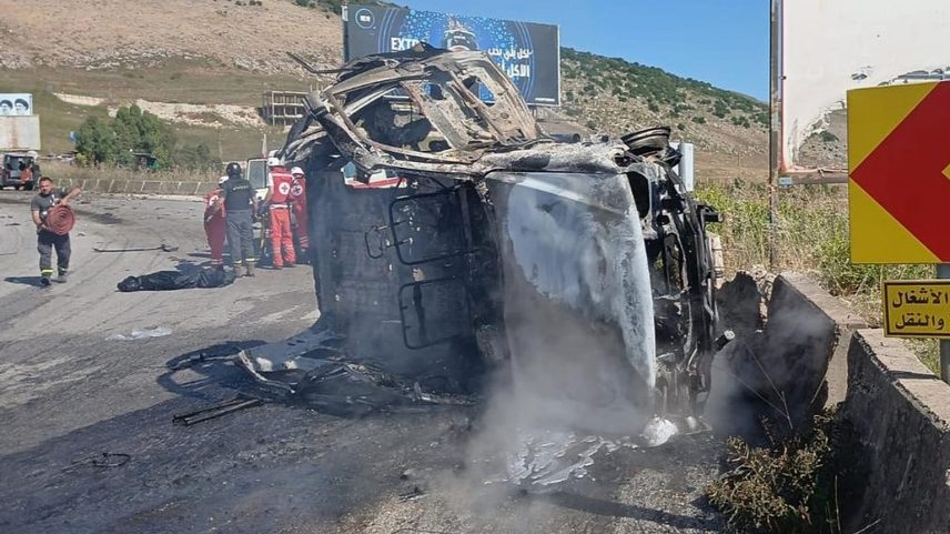 Elementos da Cruz Vermelha libanesa e equipas de salvamento junto a um veículo destruído após um ataque aéreo israelita, 6 de junho de 2026.