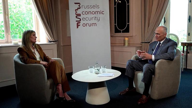 O embaixador dos EUA junto da UE, Andrew Puzder, fala à Euronews no Fórum de Segurança Económica de Bruxelas, sexta-feira, 5 de junho de 2026.
