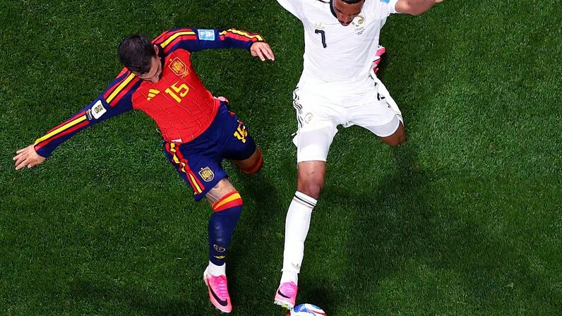 Musab Aljuwayr, da Arábia Saudita, disputa a bola com Alex Baena, de Espanha, durante o jogo do Grupo H do Mundial entre Espanha e Arábia Saudita