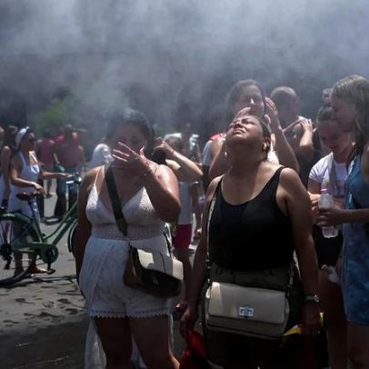 Polícia de Berlim usa canhão de água para refrescar fãs de Bruno Mars