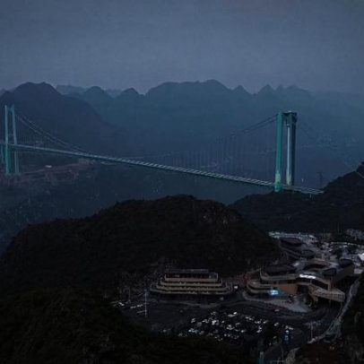 Ponte mais alta da China atrai milhões de visitantes, mostra vídeo