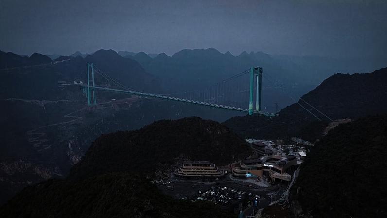 Ponte mais alta da China atrai milhões de visitantes, mostra vídeo