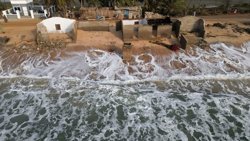 ARQUIVO - Ondas atingem a praia onde ainda restam ruínas da casa de família de Afeli Bernice Adzo, destruída pela erosão costeira em Avegadzi, Gana, em 5 de março de 2025