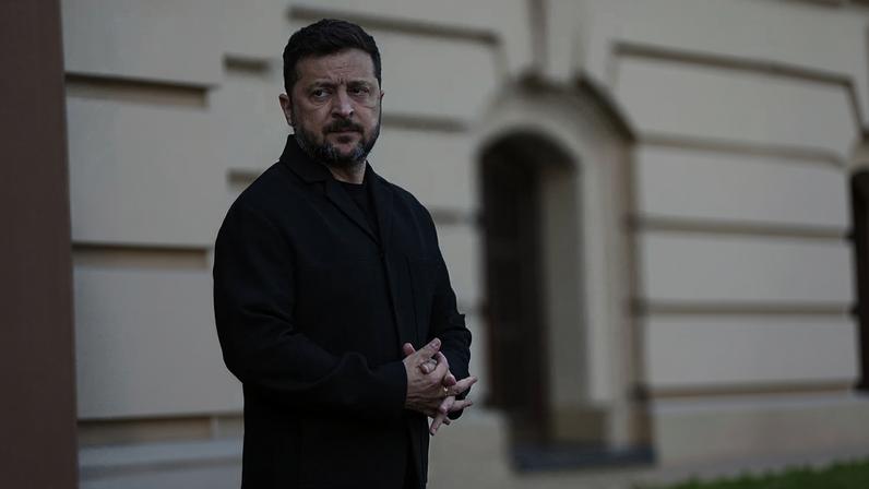 O presidente da Ucrânia, Volodymyr Zelenskyy, aguarda a chegada do presidente das Honduras, Nasry Asfura, em Kiev, sexta-feira, 19 de junho de 2026.(Foto AP/Evgeniy Maloletka)