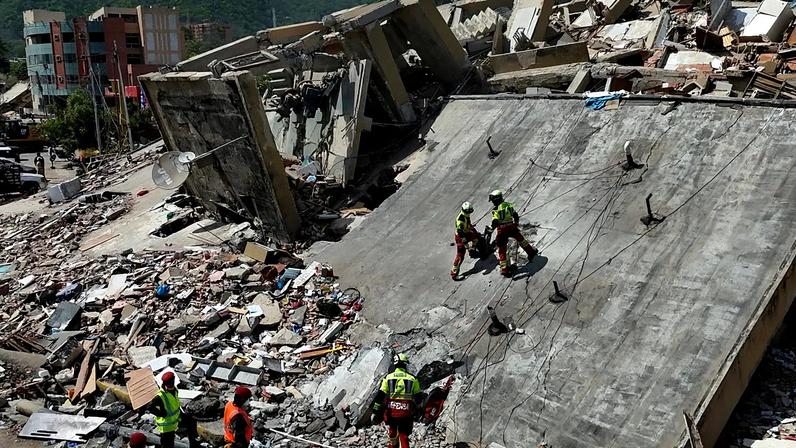 Equipas de resgate do Exército mexicano procuram pessoas presas em edifícios colapsados após terramotos em La Guaira, Venezuela, domingo, 28 de junho de 2026