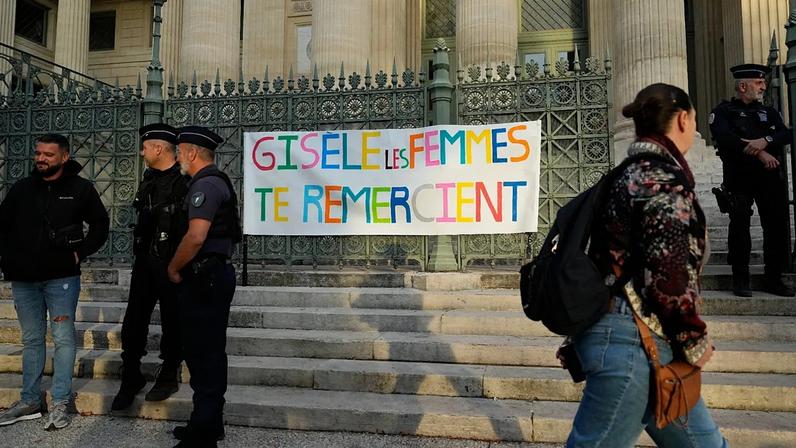 Faixa com a frase «Gisele, as mulheres agradecem‑te» está afixada diante do tribunal durante o recurso, quinta‑feira, 9 outubro 2025, em Nîmes, França