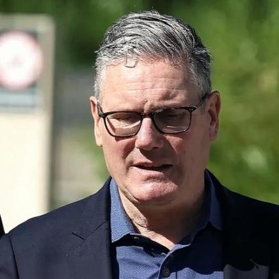 Starmer pondera realidades políticas diante de relatos de demissão iminente