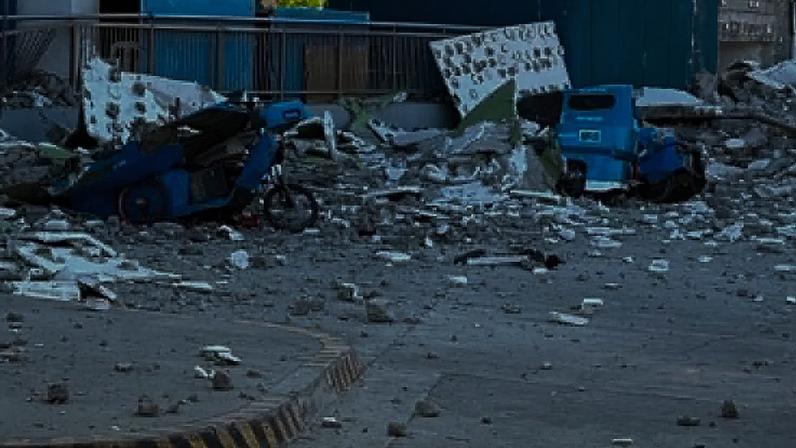 Veículos danificados por destroços após forte terramoto na região de Mindanao, nas Filipinas, segunda-feira, 8 de junho de 2026