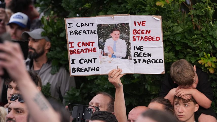 Protesto em frente ao comissariado de polícia em Southampton, Inglaterra, em 2 de junho de 2026: manifestante segura foto de Henry Nowak, 18 anos, esfaqueado