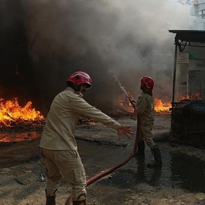 Pelo menos 21 mortos em incêndio num hotel em Nova Deli, diz polícia