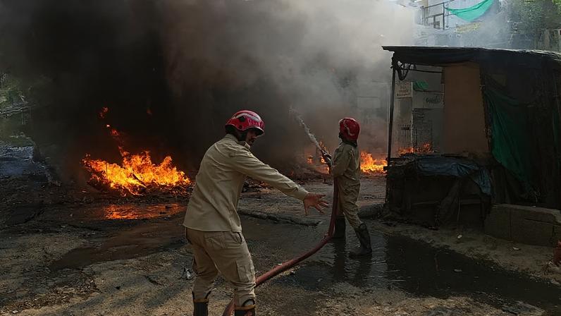Bombeiros tentam apagar um incêndio num hotel em Nova Deli, 3 de junho de 2026