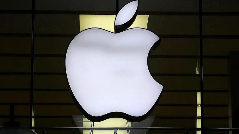 O logótipo da Apple está iluminado numa loja no centro de Munique, Alemanha, na quarta-feira, 16 de dezembro de 2020