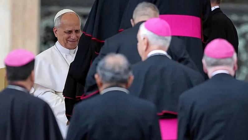O papa Leão XIV reúne-se com bispos durante a sua audiência geral semanal na Praça de São Pedro, no Vaticano, quarta-feira, 3 de junho de 2026.